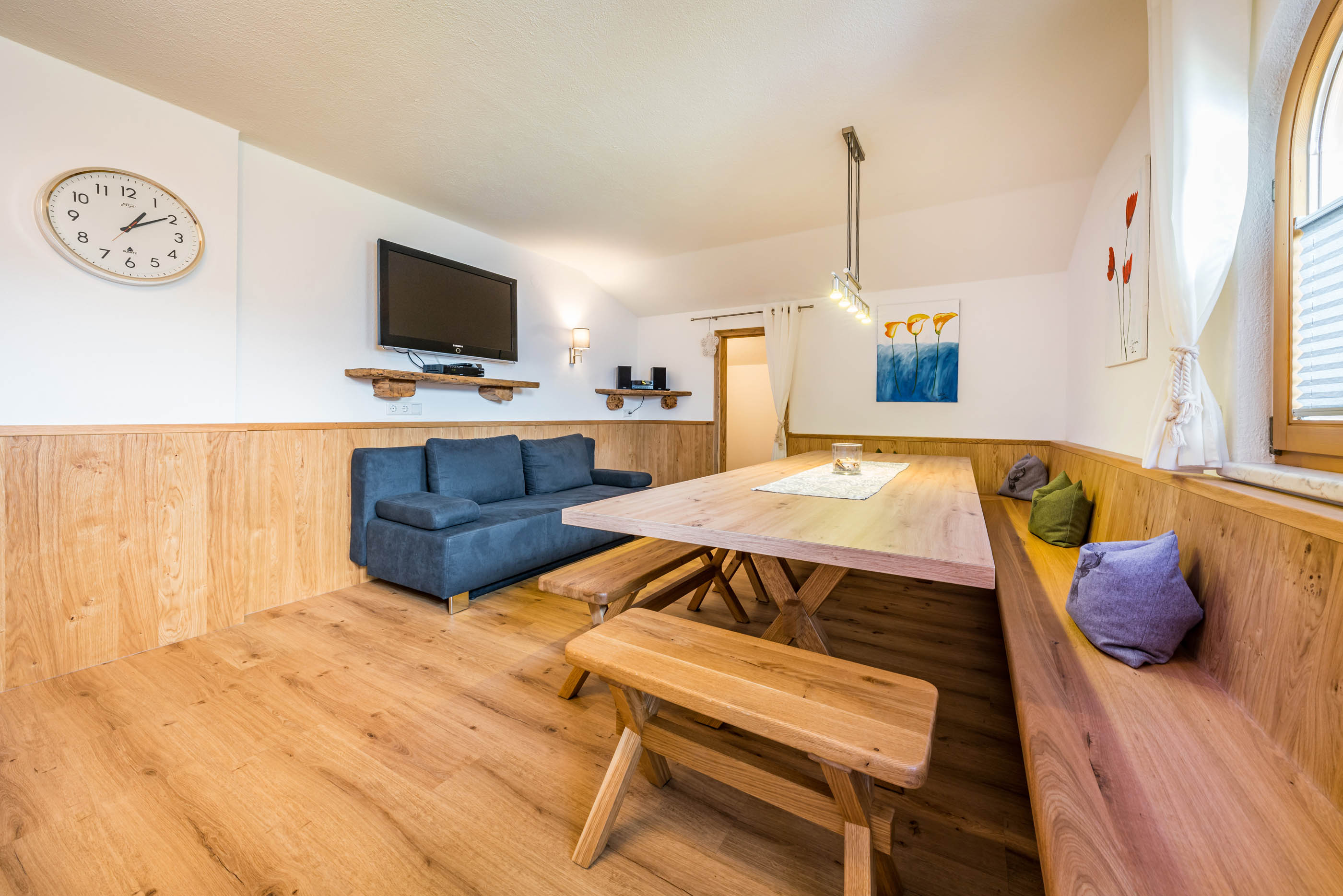 Apartment Sonnenschein Essbereich mit Couch & Fernsehen